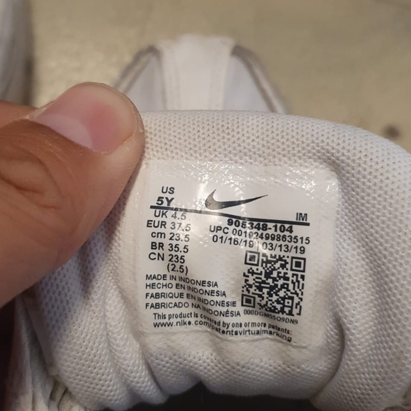 White Nike AirmaxModel: 905348-104 Size: 5Y US - Picture 4 of 5